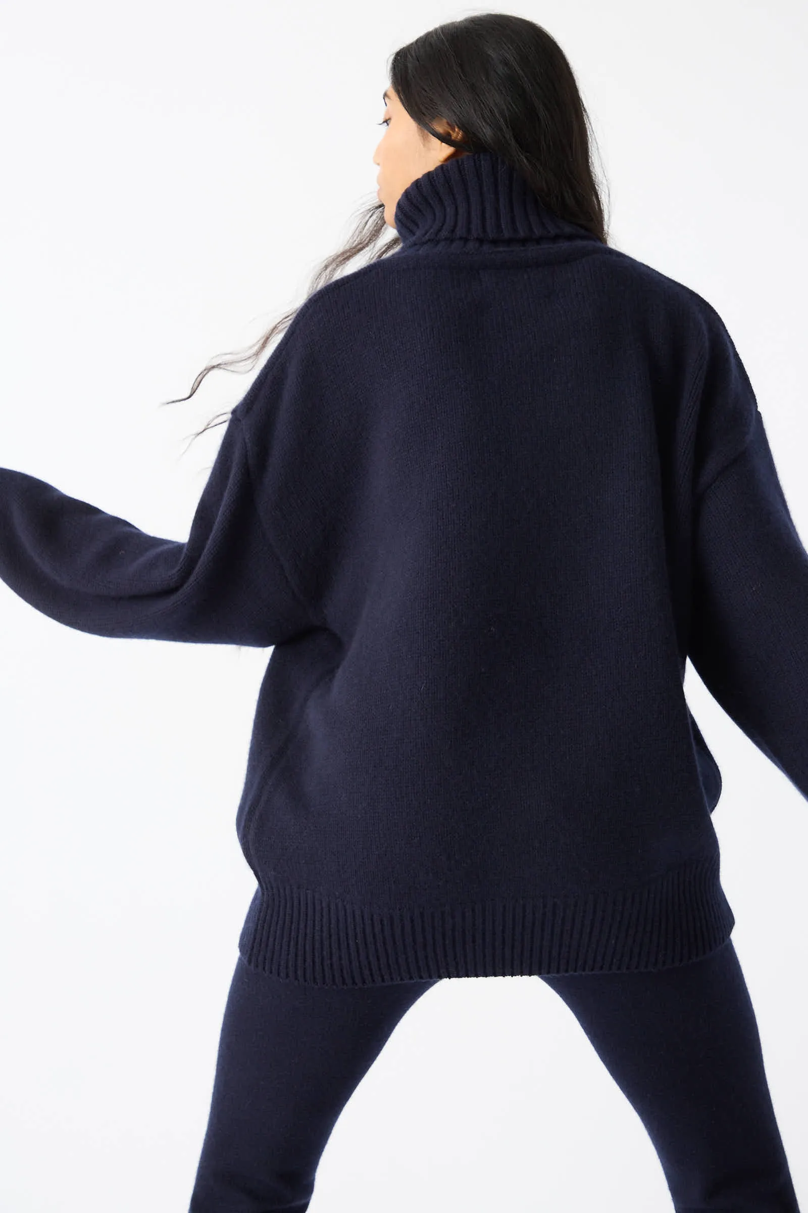No. 20 Oversize Extra Turtleneck Sweater in Navy