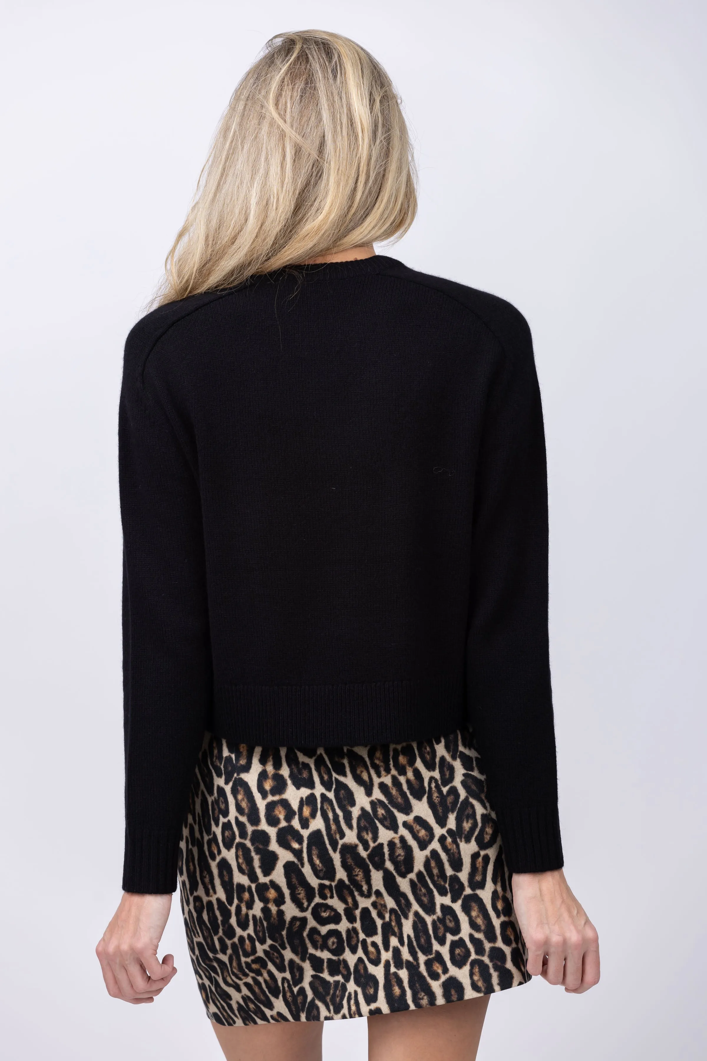 Theory Cropped Pullover Crewneck in Black